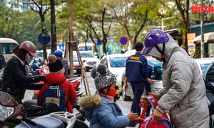 Rét đậm, học sinh Hà Nội mặc kín mít đến trường