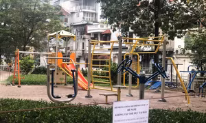 Phường Trúc Bạch rào chắn các điểm tập thể dục để thực hiện nghiêm giãn cách xã hội