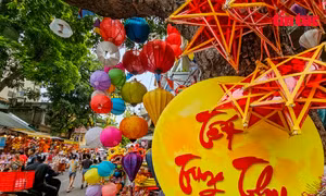 Hàng Mã không còn biển 'cấm chụp ảnh', thân thiện đón khách chơi Trung Thu