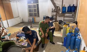 Triệt phá 'tổng kho' khí cười tại Thanh Nhàn