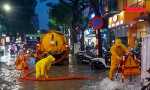 Người dân Hà Nội bì bõm lội nước trong trận mưa lớn