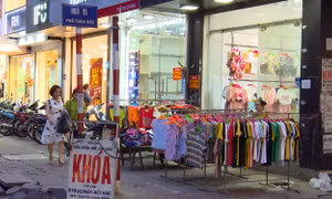 Sau nới lỏng giãn cách xã hội: Tái diễn tình trạng lấn chiếm không gian công cộng tại Hà Nội