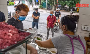 'Vùng xanh' Long Biên (Hà Nội) tíu tít hàng phở, bún bán mang về