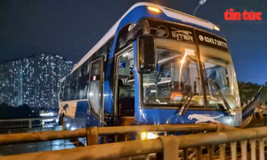 Hà Nội: Xe khách mất lái chắn ngang đường khiến vành đai 3 ùn tắc nhiều km