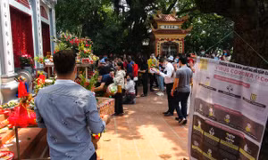 Bất chấp dịch COVID-19, người dân Thủ đô vẫn chen nhau dâng lễ