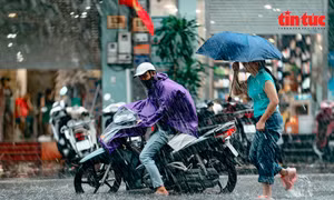 Hà Nội: Phố Vọng chìm trong 'biển nước' sau trận mưa lớn