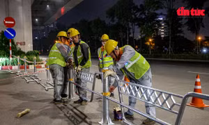 Hà Nội xuyên đêm dựng rào phân làn cứng tách riêng ô tô - xe máy
