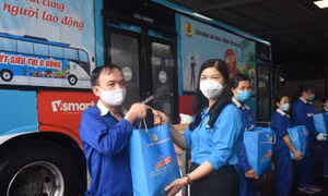 Niềm vui đến với người lao động từ những 'Túi An sinh Công đoàn'