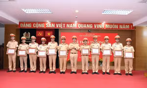 Khen thưởng lực lượng Cảnh sát giao thông tăng cường phục vụ A80