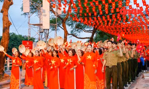 Hà Nội treo cờ Tổ quốc chào mừng 71 năm Giải phóng Thủ đô và Đại hội Đảng bộ Thành phố XVIII