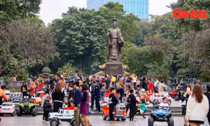 Mùng 2 Tết: Phố cổ Hà Nội nhộn nhịp đón khách du Xuân