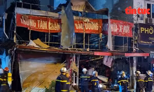 Hà Nội: Sau tiếng nổ lớn, cửa hàng sửa xe máy bốc cháy dữ dội, nhiều người được đưa lên xe cứu thương