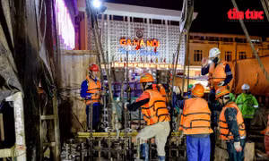 Xuyên đêm dầm mưa hạ đặt khung thép tường vây cuối cùng của ga ngầm S12