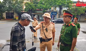 Hà Nội: Cảnh sát giao thông cùng Công an xã lập chốt liên ngành trên tỉnh lộ