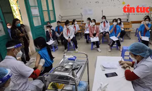 Hà Nội đẩy nhanh tiến độ tiêm vaccine, chú trọng khẩu trang và khử khuẩn