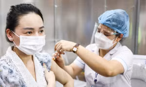 Lập 'bệnh viện dã chiến' trong Nhà thi đấu Trịnh Hoài Đức để tiêm vaccine cho người dân