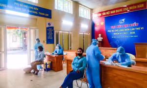 Hà Nội phong toả chợ đầu mối Long Biên vì người bán đá cây mắc COVID-19