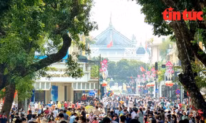 Phố đi bộ Hồ Gươm đông nườm nượp trong ngày Giỗ tổ Hùng Vương