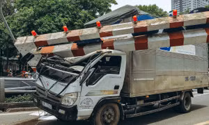Xe tải đâm vào thanh hạn chế chiều cao cầu vượt Thái Hà-Tây Sơn gây ùn tắc kéo dài