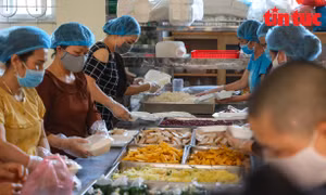 Hàng trăm suất cơm từ thiện hỗ trợ bệnh nhân cách ly tại Bệnh viện K cơ sở Tam Hiệp