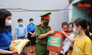 Công an Hà Nội ủng hộ tuyến đầu chống dịch và người dân khó khăn ở 'vùng xanh'