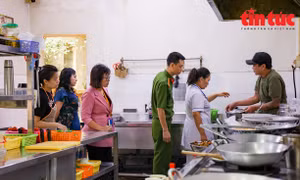 Ngày 18/4, lãnh đạo phường Trúc Bạch (quận Ba Đình, Hà Nội) vừa tạm đình chỉ hoạt động đối với cơ sở kinh doanh lẩu ếch số 33 phố Châu Long (thuộc hệ thống nhà hàng Hương Mực), do có dấu hiệu vi phạm vệ sinh an toàn thực phẩm (VSATTP).