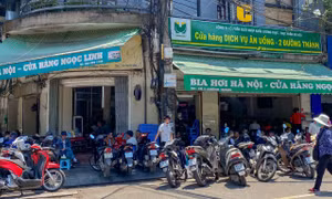 Nới lỏng giãn cách xã hội: Nhiều mối lo từ hàng rong, chợ cóc, quán ăn
