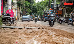 Hà Nội: Người dân khốn khổ vì ‘bẫy bùn’ trên đường Thanh Bình