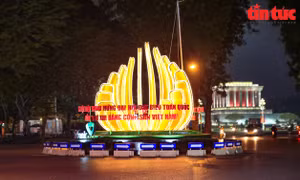 Hà Nội rực sáng trong đêm chào mừng Đại hội XIII của Đảng