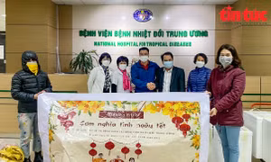 Bữa cơm Tết ấm áp gửi tới các y bác sĩ Bệnh viện Bệnh Nhiệt đới Trung ương