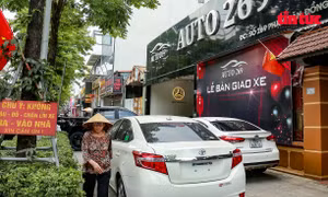 Showroom ngang nhiên chiếm dụng vỉa hè dọc vành đai 3 để kinh doanh