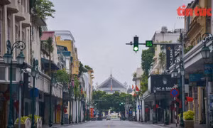 Phố phường Hà Nội vắng lặng, đẹp nao lòng chào đón ngày đầu tiên của kỳ nghỉ lễ