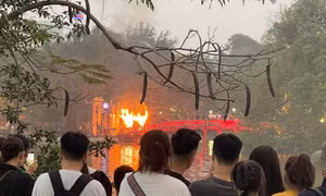 Hà Nội: Khống chế thành công ngọn lửa, không để cháy lan sang cầu Thê Húc