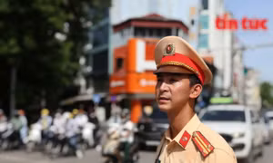 Trật tự giao thông Hà Nội vẫn thông suốt nhờ Cảnh sát giao thông 'gác nắng'