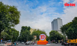 Phố phường Hà Nội rợp sắc đỏ hướng về kỷ niệm 70 năm giải phóng Thủ đô