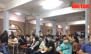 Phụ huynh bức xúc khi làm thủ tục nhập học cho con tại trường THCS Lương Thế Vinh (Hà Nội)