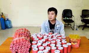 Bắt đối tượng mua bán gần 20 kg pháo nổ