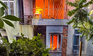 Hà Nội: Cháy nhà trong ngõ nhỏ, 5 người leo ban công thoát nạn an toàn