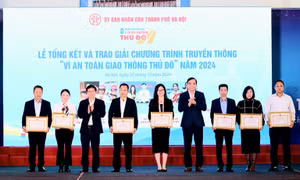 Mỗi người dân là một 'tuvên truyền viên' đắc lực cho an toàn giao thông Thủ đô