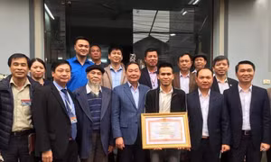 Trao Bằng khen của Thủ tướng Chính phủ cho anh Nguyễn Ngọc Mạnh