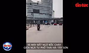 Xe máy bất ngờ bốc cháy khi đang lưu thông trên đường Hà Nội