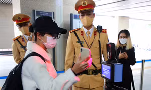 Khách đi tàu điện Cát Linh - Hà Đông khai báo y tế bằng căn cước gắn chip 
