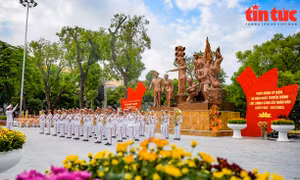 Hà Nội: Khánh thành công trình tượng đài 'Công an nhân dân vì dân phục vụ'