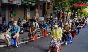 Rào chắn phố Phủ Doãn, lấy mẫu xét nghiệm 1.400 người liên quan đến ca dương tính tại BV Việt Đức