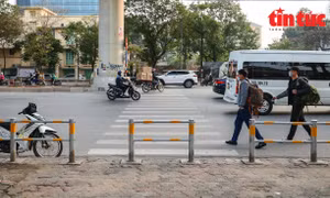Hà Nội: Cắt bỏ nhiều đoạn rào chắn vỉa hè làm khó người đi bộ