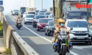 Ngày đầu CSGT tuần tra bằng mô tô đặc chủng: Phạt nhiều lái xe đi vào làn khẩn cấp 