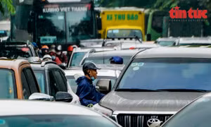 Giao thông Hà Nội ùn tắc nghiêm trọng trong mưa rét