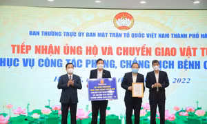 Hà Nội tiếp nhận, chuyển giao 80 tỷ đồng tiền vật tư y tế phục vụ phòng chống dịch