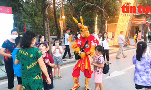 Hà Nội: Phố đi bộ Thành cổ Sơn Tây nhộn nhịp trước giờ khai trương