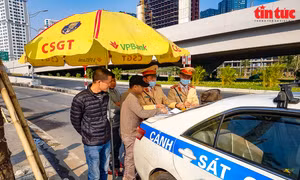 Các phương tiện giao thông vẫn cố tình quay đầu tại nút giao Cầu Thăng Long-vành đai 3